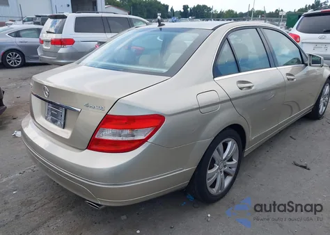 2010 Mercedes-Benz C 300 Luxury 4Matic/Sport 4Matic z USA, uszkodzony, nr VIN WDDGF8BB2AF436136